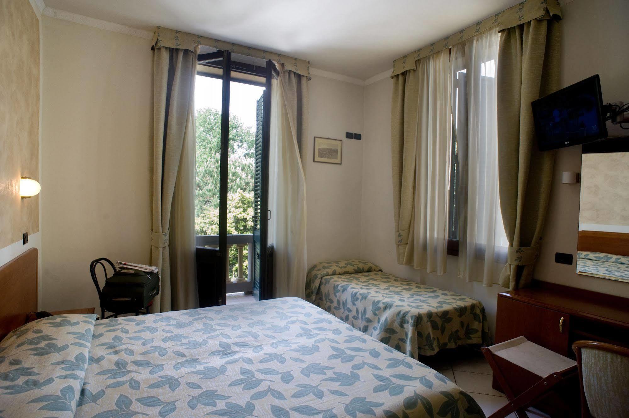 Hotel Vittoria Viareggio Exterior foto